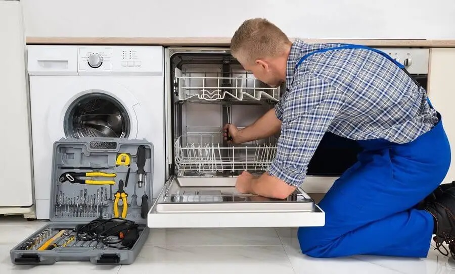 Ayaş Hitachi servisi teknisyen ekibi beyaz eşya tamiri yaparken
